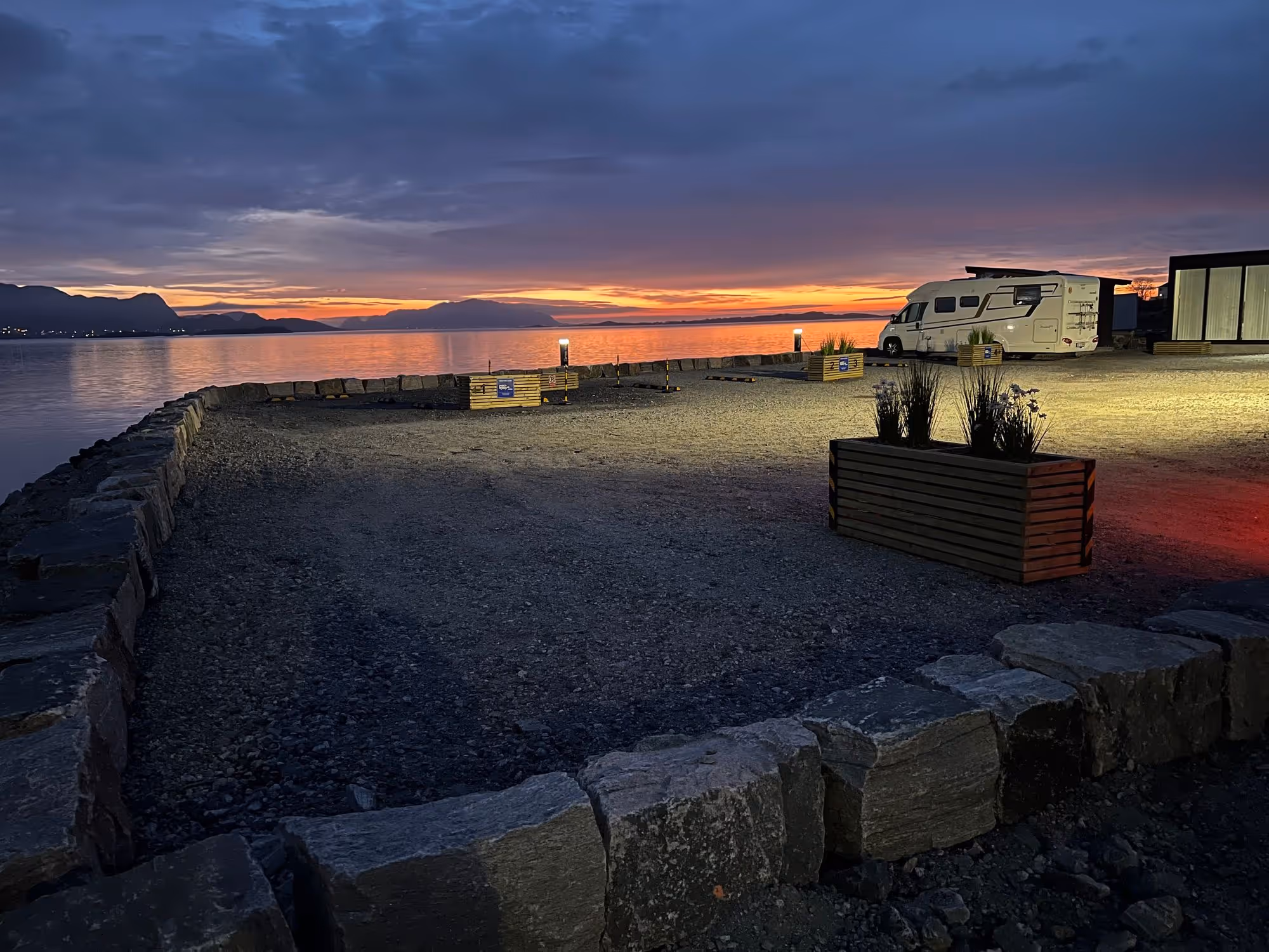 Solnedgang over bobilplassen og havet
