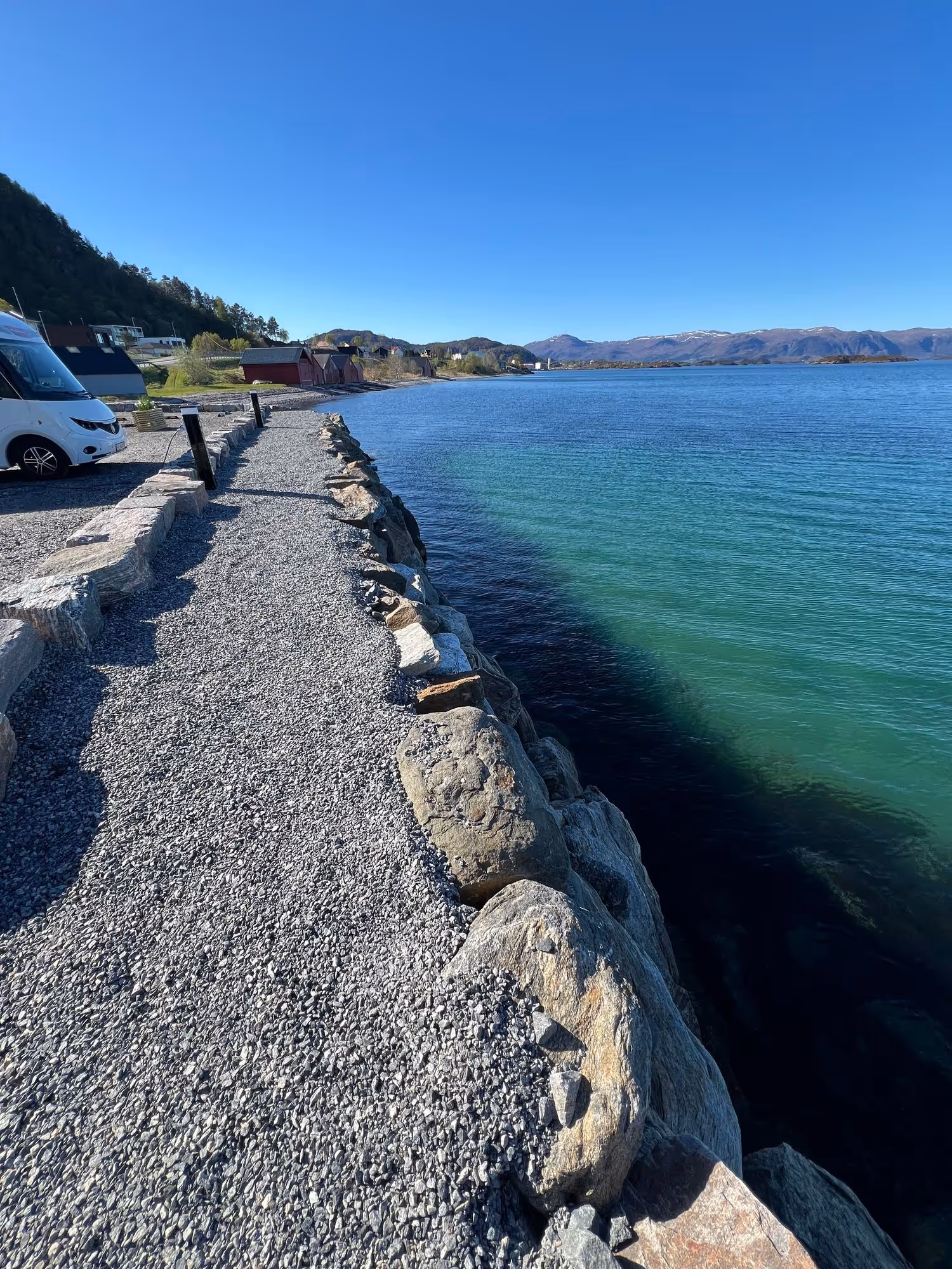 Gangsti langs havet ved bobilplassen